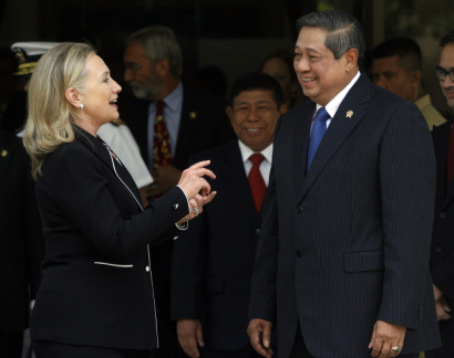 http://www.worldmeets.us/images/hillary-indonesia-president_pic.png