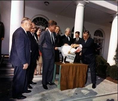 http://www.worldmeets.us/images/kennedy-turkey-pardon_pic.jpg